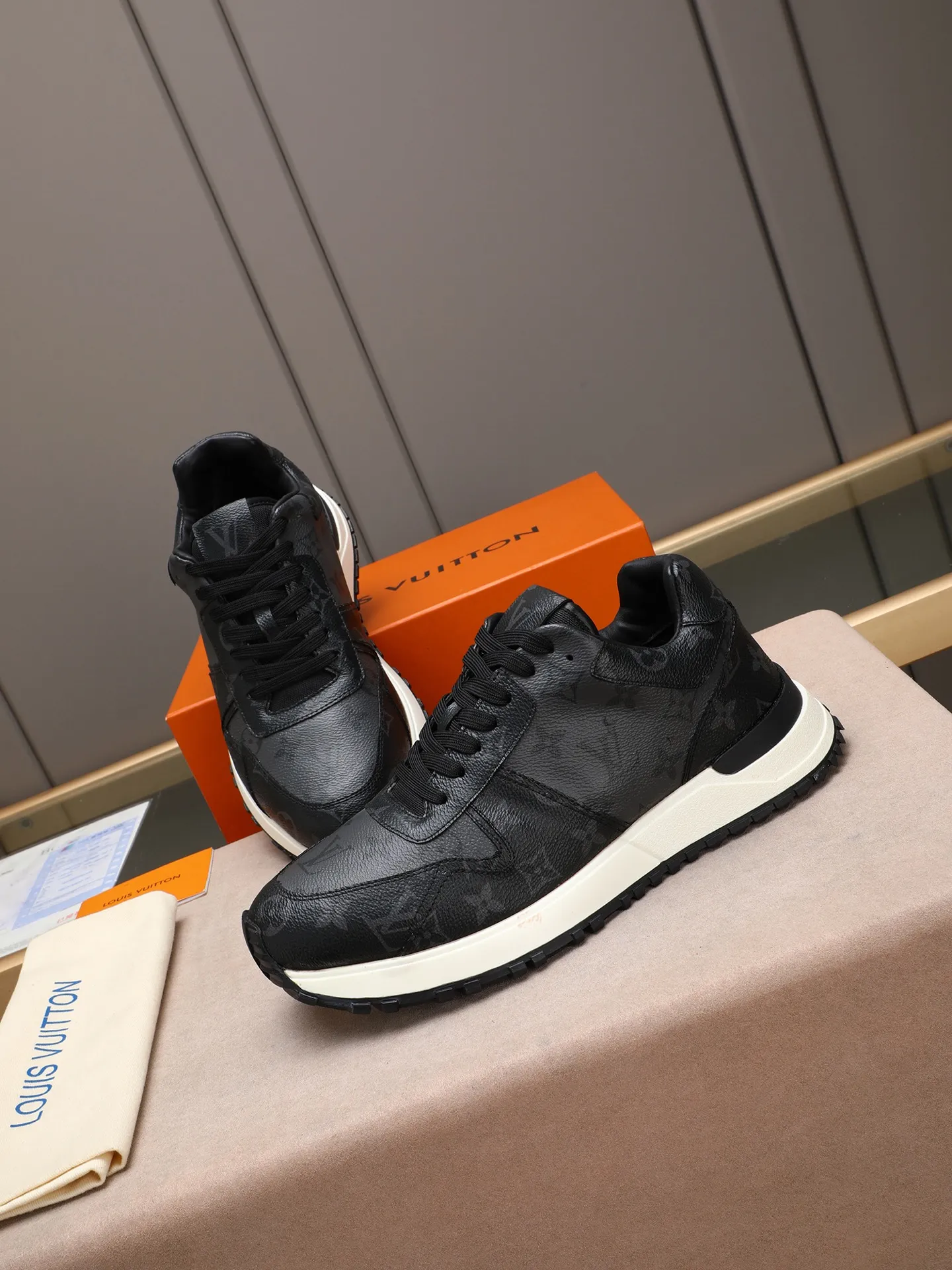Men's Shoes 💰660 L The Run Away Maxi sneaker debuts in the 2025 collection and continues the iconic design of the Run Away sneaker. The smooth cowhide leather upper features contrasting LV lettering and Vuitton logos, and a lightweight rubber wedge outsole evokes running shoe construction. High level of comfort. Looks good, wears well and matches well. Worth buying! 7 color selection size: 39-44 (45 customized)